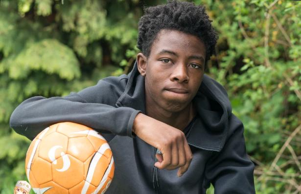 英无知贩毒少年监狱体验笑嘻嘻，第一天就捡屎被警卫吓哭：想回家