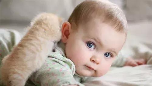 宝宝吐奶千万别竖抱,宝宝吐奶正确的方式方法