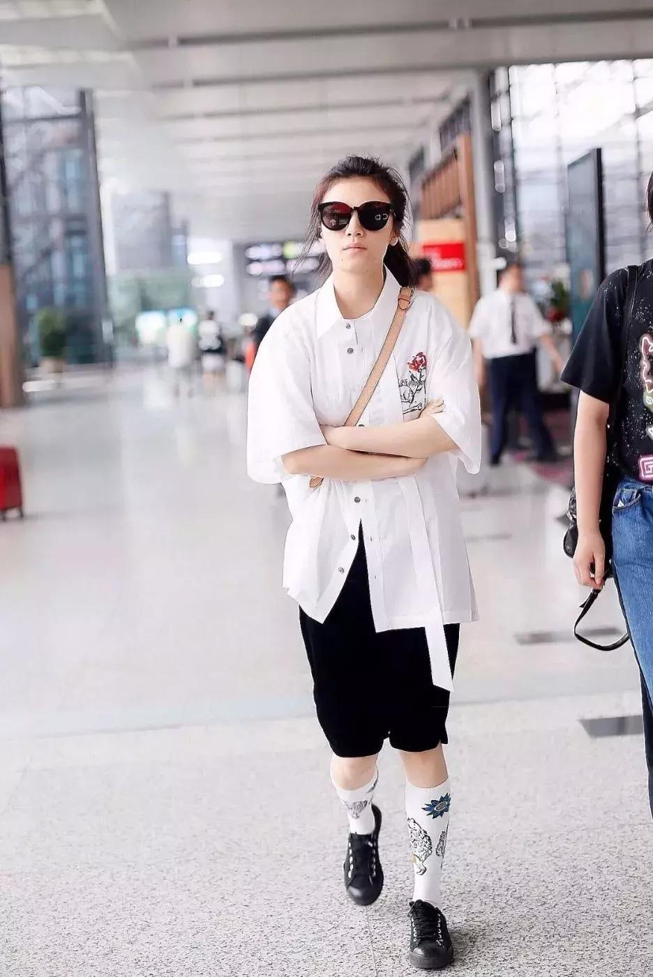 杨幂热巴穿的这些款式超出彩,杨幂热巴实力种草的牛仔外套