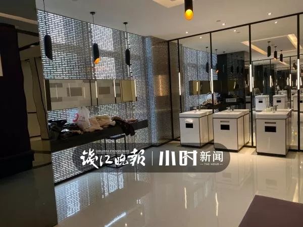 商场公厕收费被女生霸占,杭州厕所被霸占
