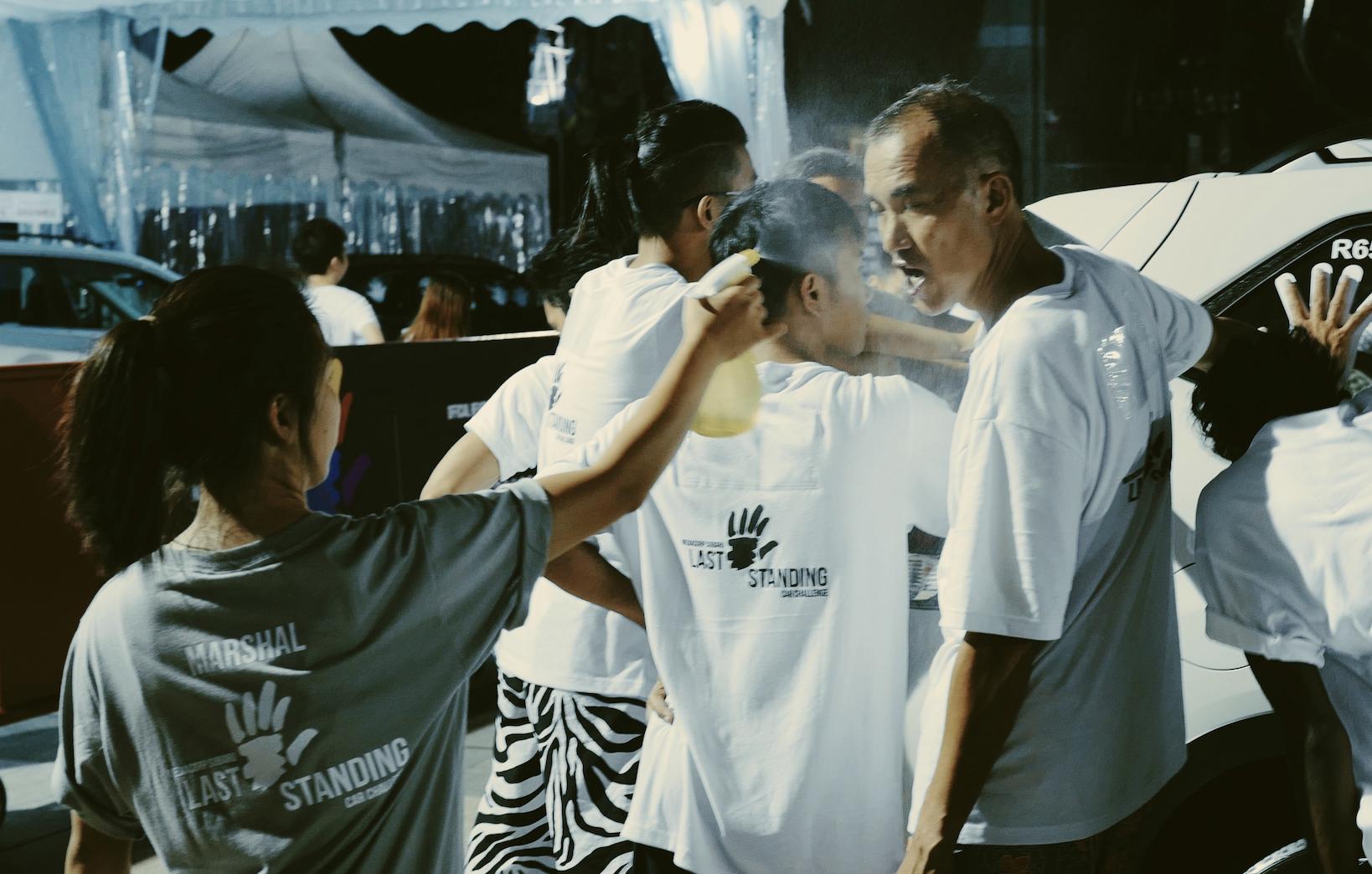 这个人把手摸在车上超过3天3夜赢了一辆车你觉得你行不？