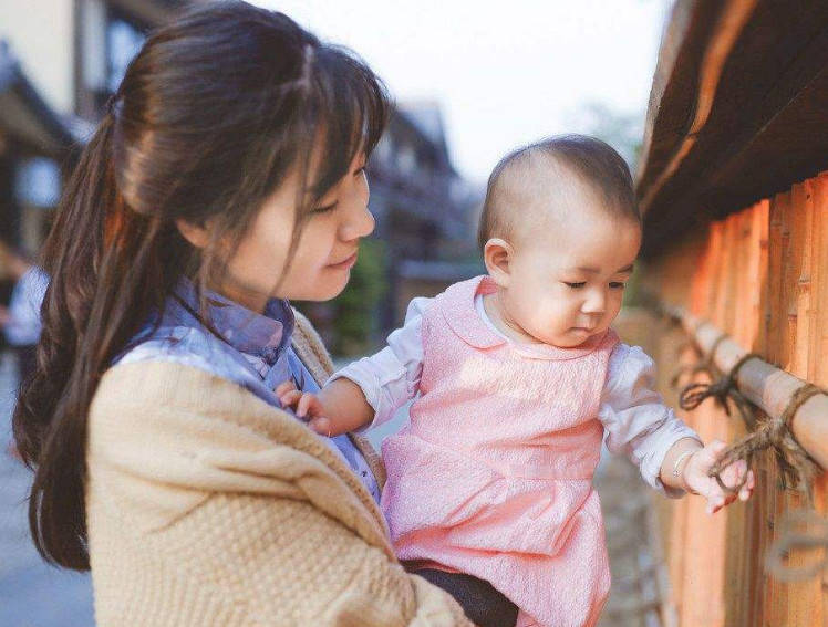 婴儿大哭摔倒你会怎么做,宝宝摔倒了哭了爸爸安慰