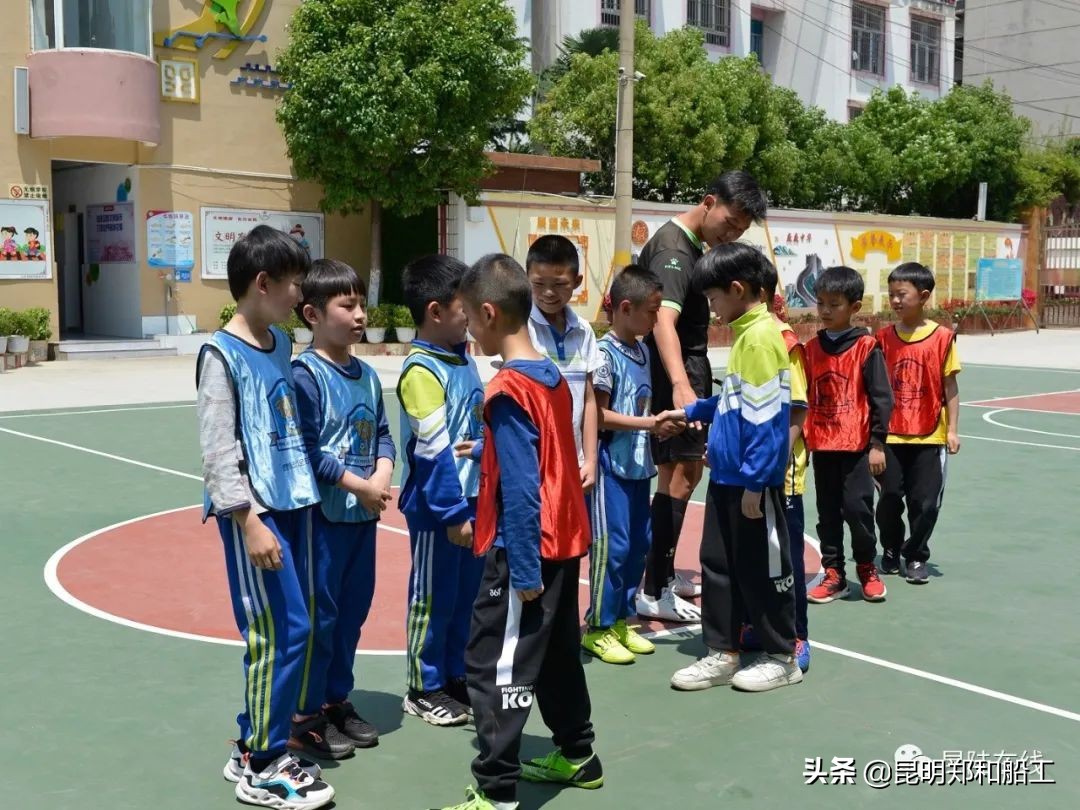 有限的场地无限的足球--新迎二小首届昆陆敦搏杯班级足球联赛开幕