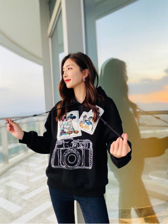 江疏影端庄大方,江疏影偷偷整理礼服