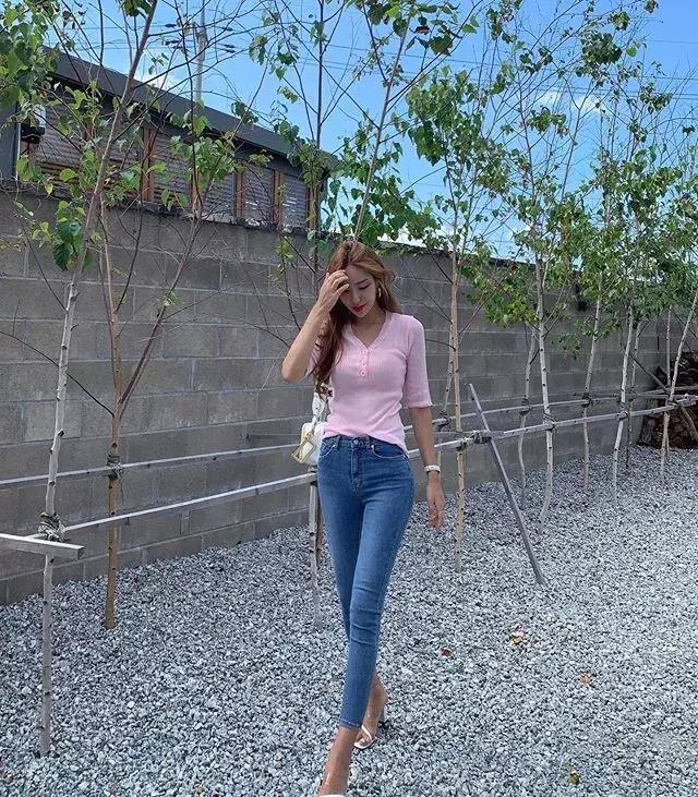 胸大穿衣服特别显胖不上镜,胸大穿衣服怎么不显大