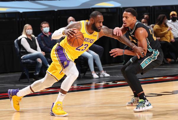 詹皇正面回应末节爆发,詹皇末节9中2险成罪人