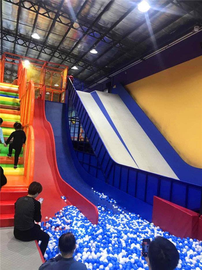 蹦床运动馆团购,阜阳人人汇运动蹦床馆