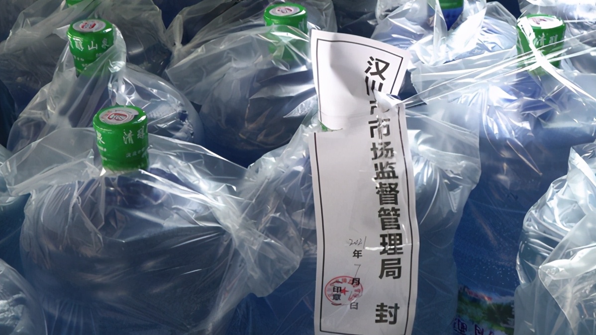 不合格桶装水作坊曝光,汉川整治桶装饮用水