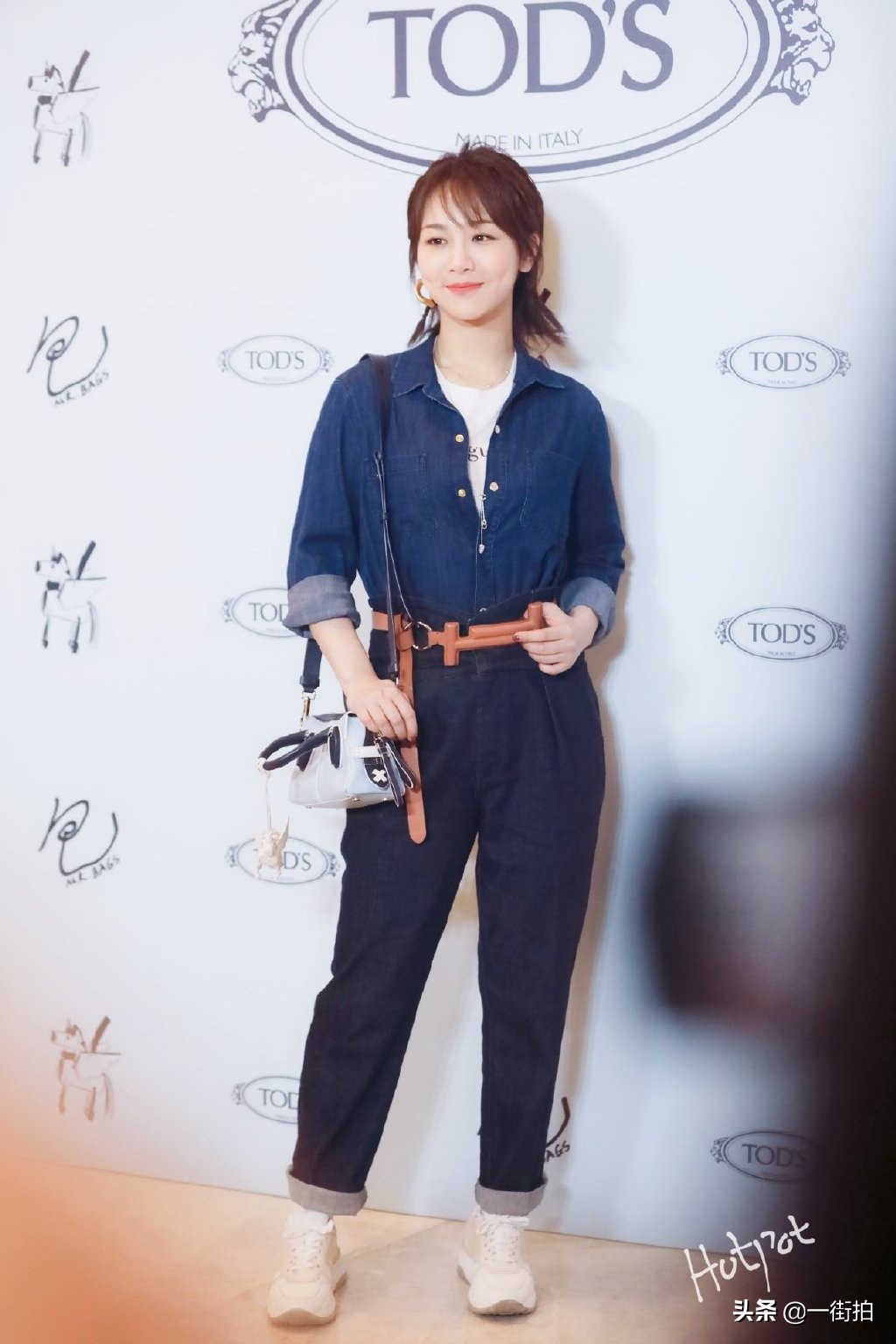 杨紫粉色t恤穿搭,杨紫穿搭黑色短袖