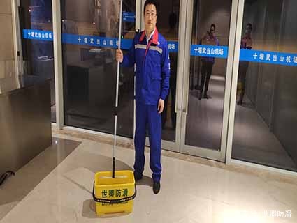 亮面瓷砖地面太滑怎么处理防滑,地面瓷砖太滑怎么处理