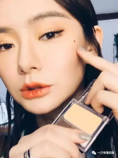 到底是什么神仙眼影盘，能让戚薇用到铁皮