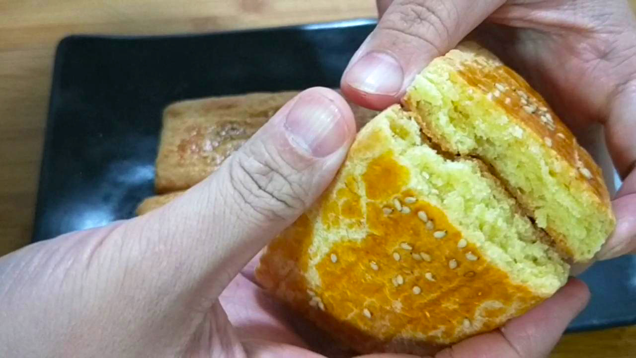 面粉里加鸡蛋怎么做饼,鸡蛋面粉饼怎么做松软好吃