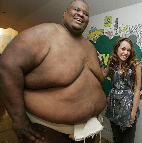 日本真不怕死啊！几百斤的胖子还在相扑！他们是体质最弱的运动员