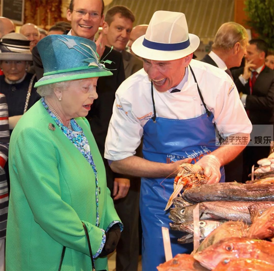 91岁英女王挎小包逛菜市场，表情搞笑展露“吃货”本色，好可爱