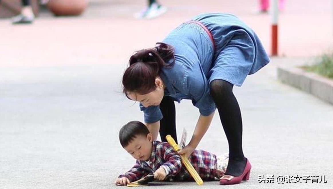 宝宝突然从推车里摔下去,宝宝从婴儿车上摔下来要观察多久