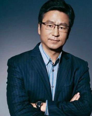 央视白岩松：被自杀拒天价死守央视，今又因国籍风波“败”给儿子