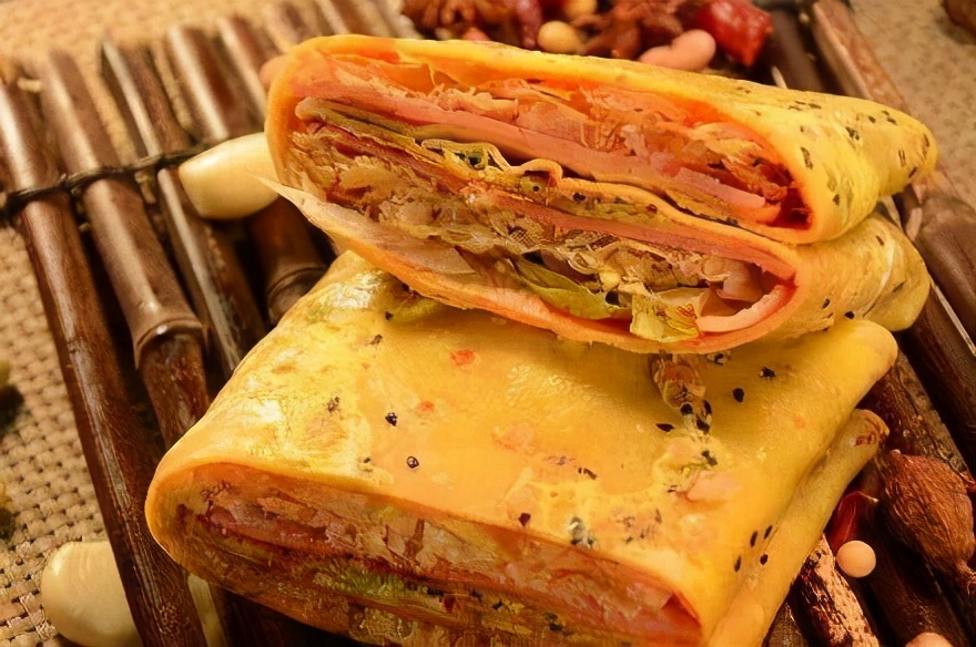 摊山东煎饼怎样和面煎饼不易碎,山东煎饼纯手工粗粮煎饼和面方法