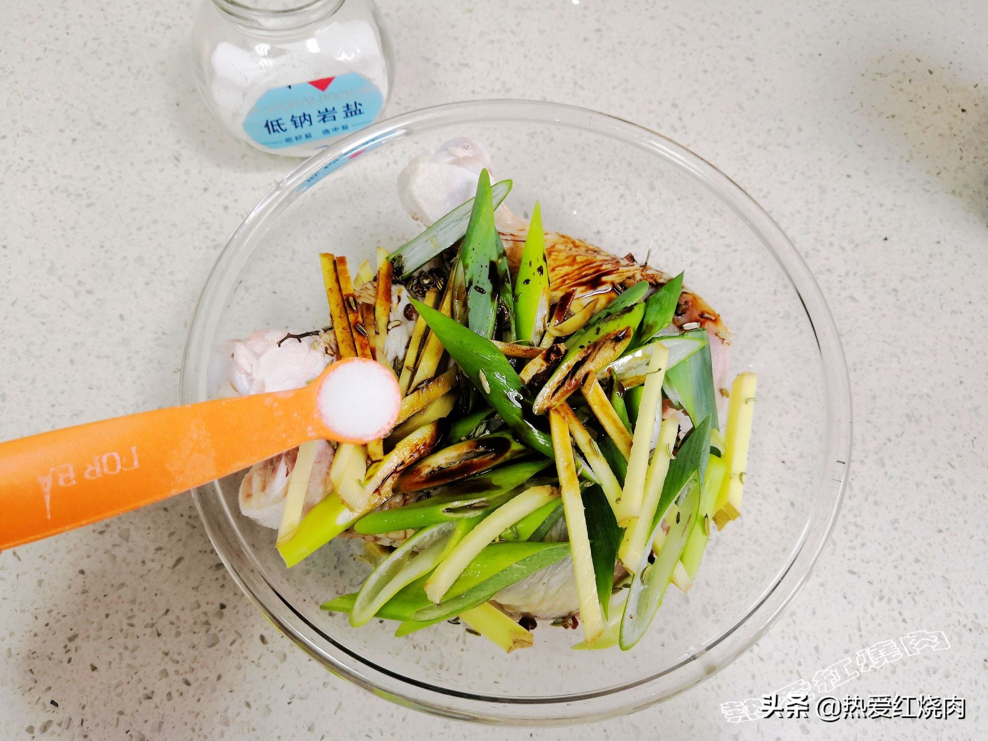 炸鸡腿炸出来怎么会有油,炸鸡腿炸熟后容易掉粉皮