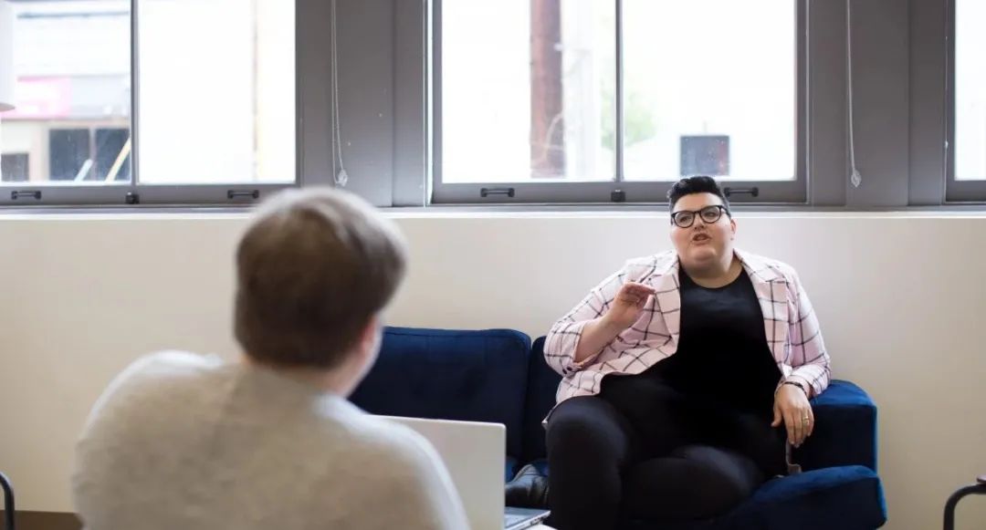 孩子在学校磕掉牙如何起诉,孩子被磕掉两颗门牙赔偿多少