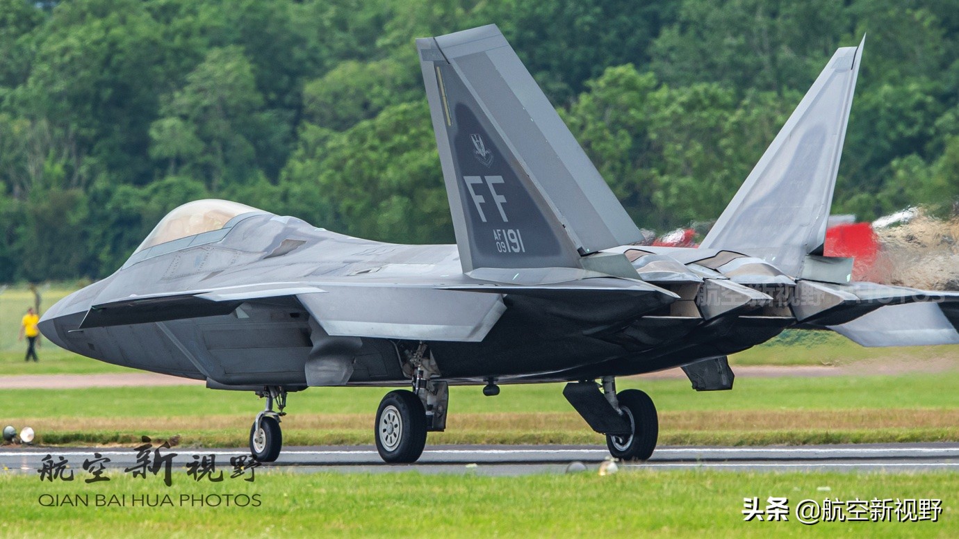 F-22隐形战机高清组图，第一款美制四代机，服役15年依旧帅气逼人