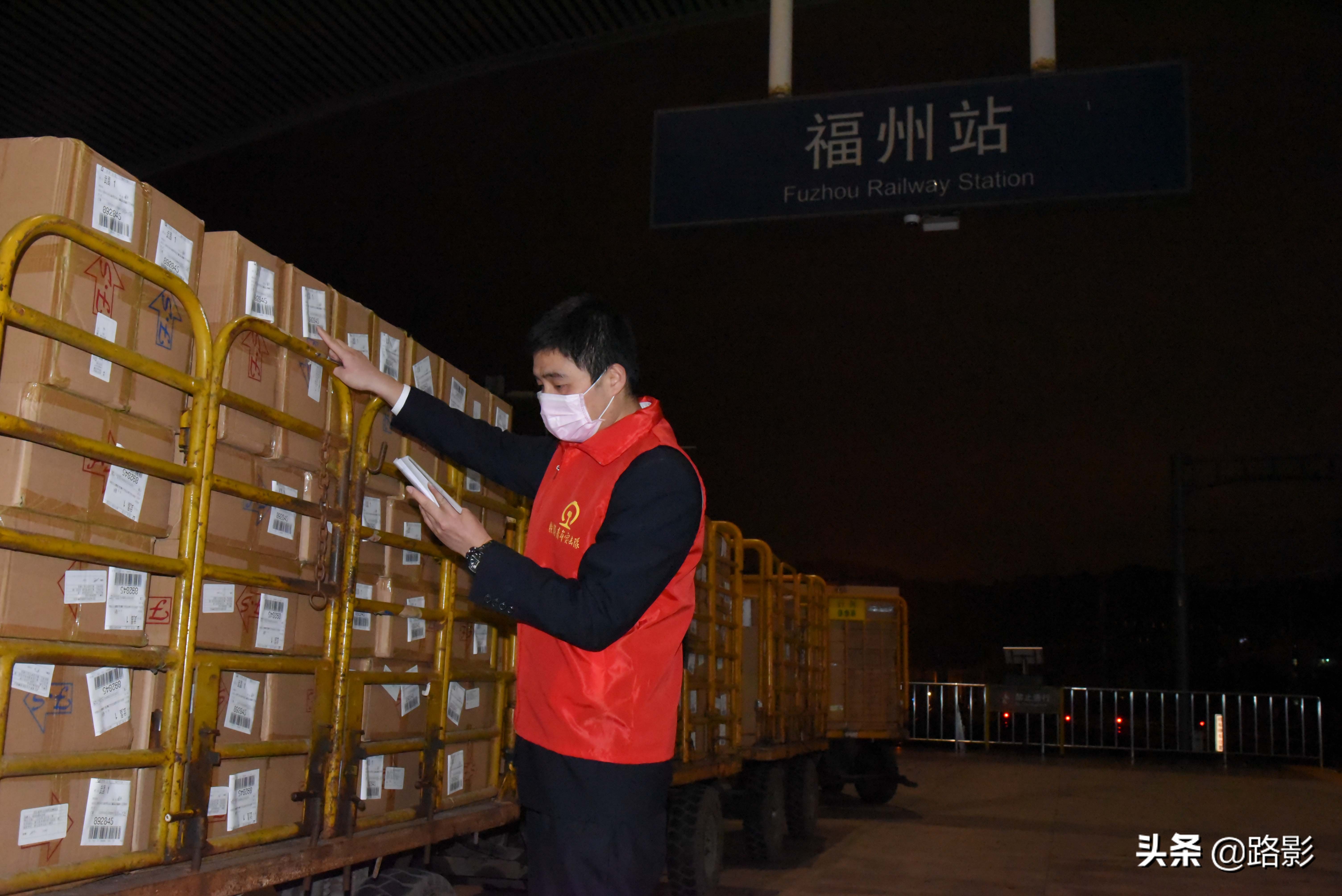 抗击疫情守护平安摄影征稿,战疫情保春运铁路警察在行动