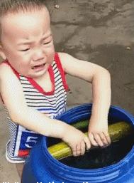 搞笑gif段子妹子有点太淘气了,搞笑gif妹子你又调皮了