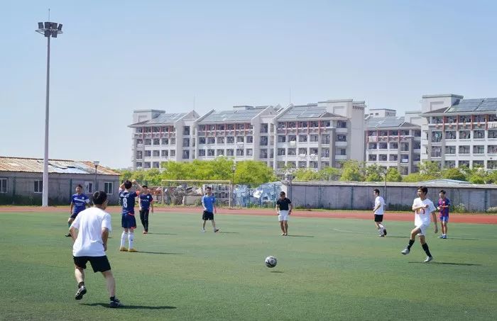 中国足协主席陈戌源为上海海事大学友谊赛开球！加油，海大足球