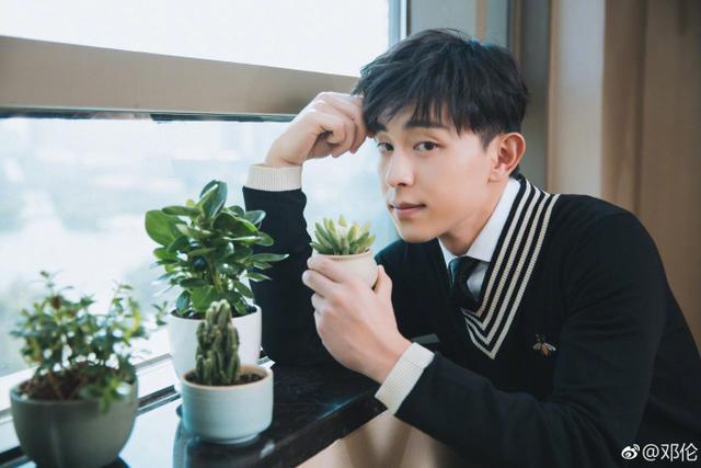 邓伦，身高185cm，体重才65kg，靠3点维持身材，不怕胖