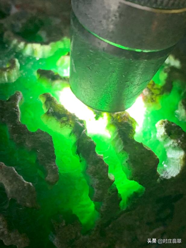 开窗的翡翠原石怎么辨别,翡翠原石开窗料鉴别
