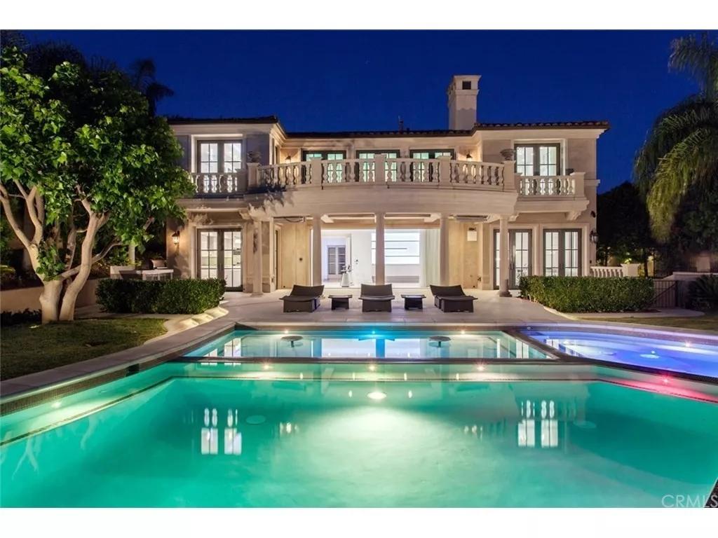 开车进故宫空姐被扒!溥仪都要买票,特朗普也须步行,你凭啥?