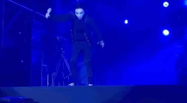 薛之谦演唱会披着黑布爬回去,薛之谦演出时掉下舞台澄清事件