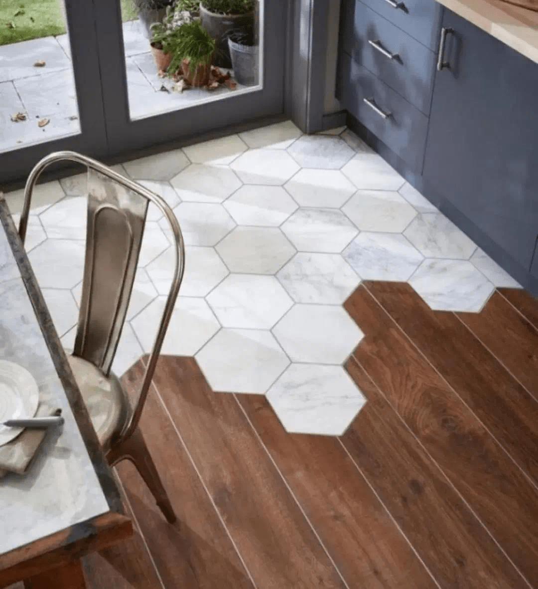 装修新人不知道选木地板还是瓷砖？5个点详细对比，学到就是赚到