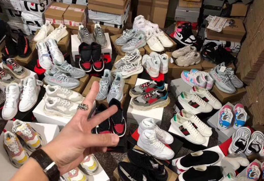 专卖店的鞋子都是正品吗,为什么品牌的鞋子网上比专柜便宜