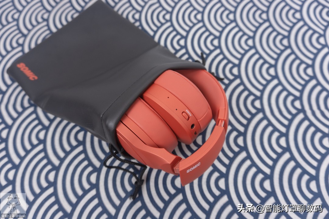 深圳小伙的快乐出租屋(上):千元1080P投影+头戴蓝牙耳机