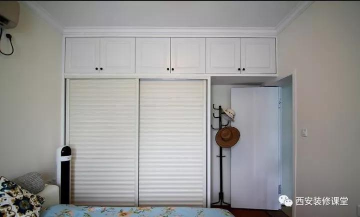 床头柜挡衣柜门？这些办法解决