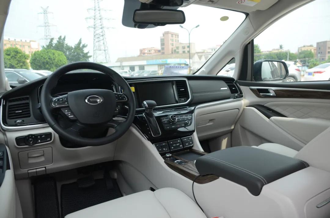 到底是买传祺m8好还是荣威mpv好呢,完美诠释中国式豪华mpv传祺m8