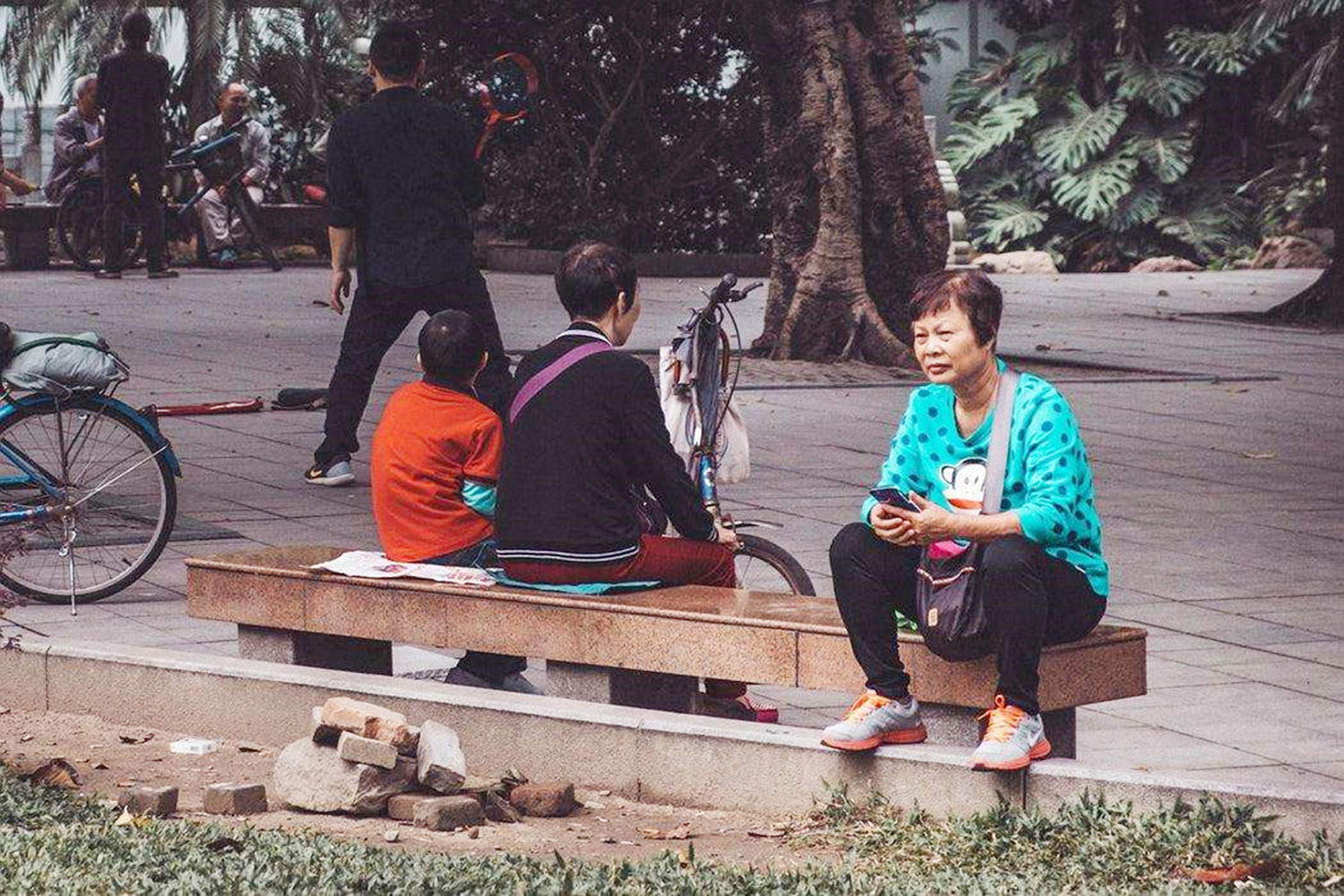 孩子刚出生给谁带比较好,婴儿出生应该谁来带