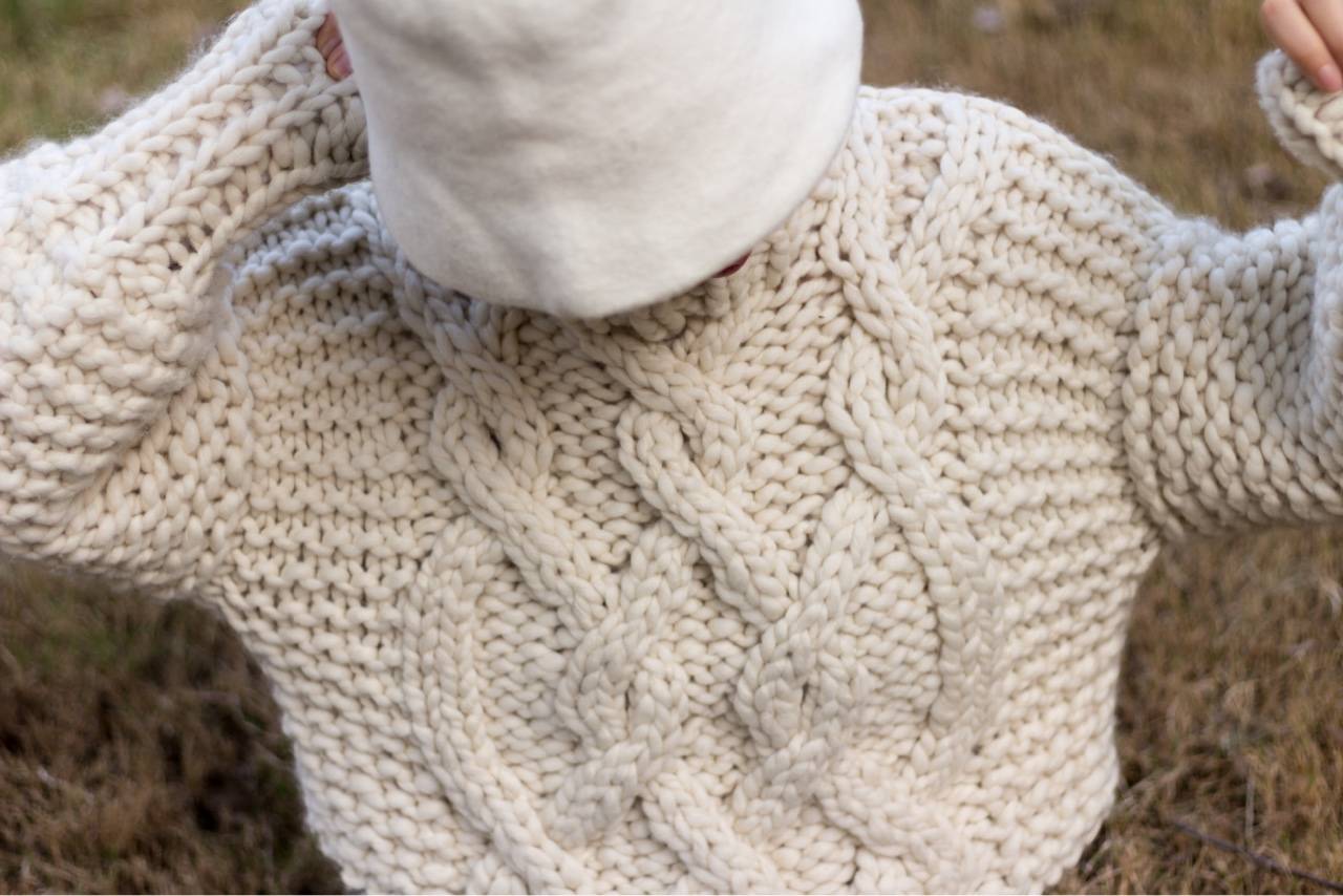 年轻女士的棒针圆肩提花毛衣款式,特粗棒针羊毛渔夫毛衣