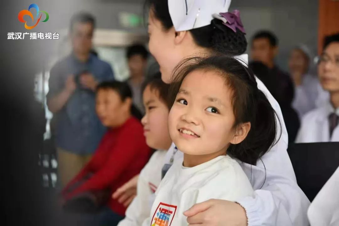 10年前的今天，这对罕见的连体女婴成功“分身”，如今她们牵手上学超暖心