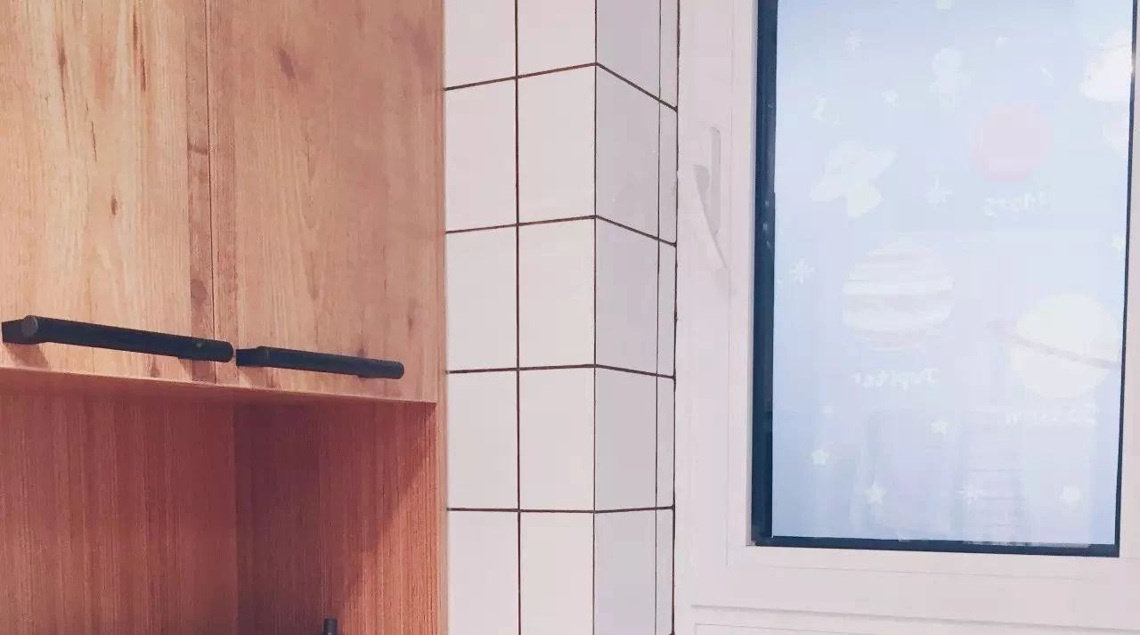 家居地面不铺瓷砖简单实惠的装修,关于装修现在流行什么样的瓷砖呢