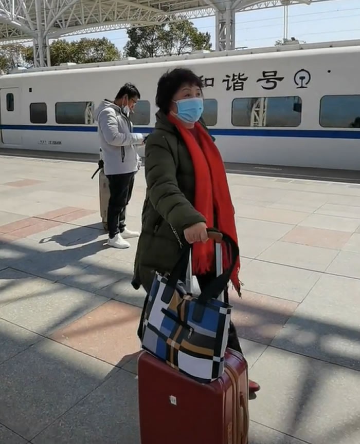 60岁盛海琳高龄产妇生下双胞胎,60岁生双胞胎的盛海琳丈夫离世