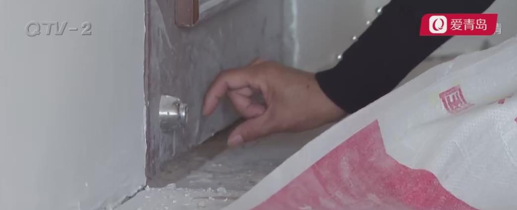 新房东西地面高度差出3公分，业主：进屋像上坡！售后：我不清楚