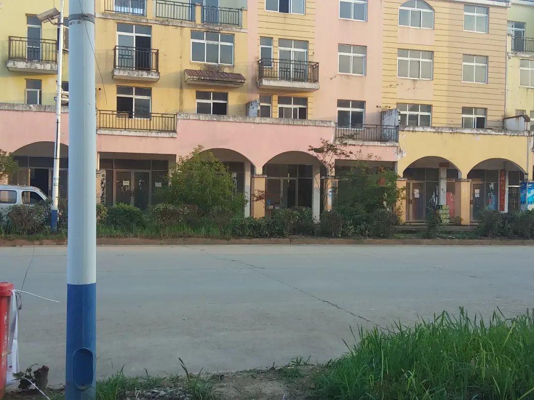 鄱阳这个镇的新区路好，又是行政中心，为何人烟少、店铺闲置多？