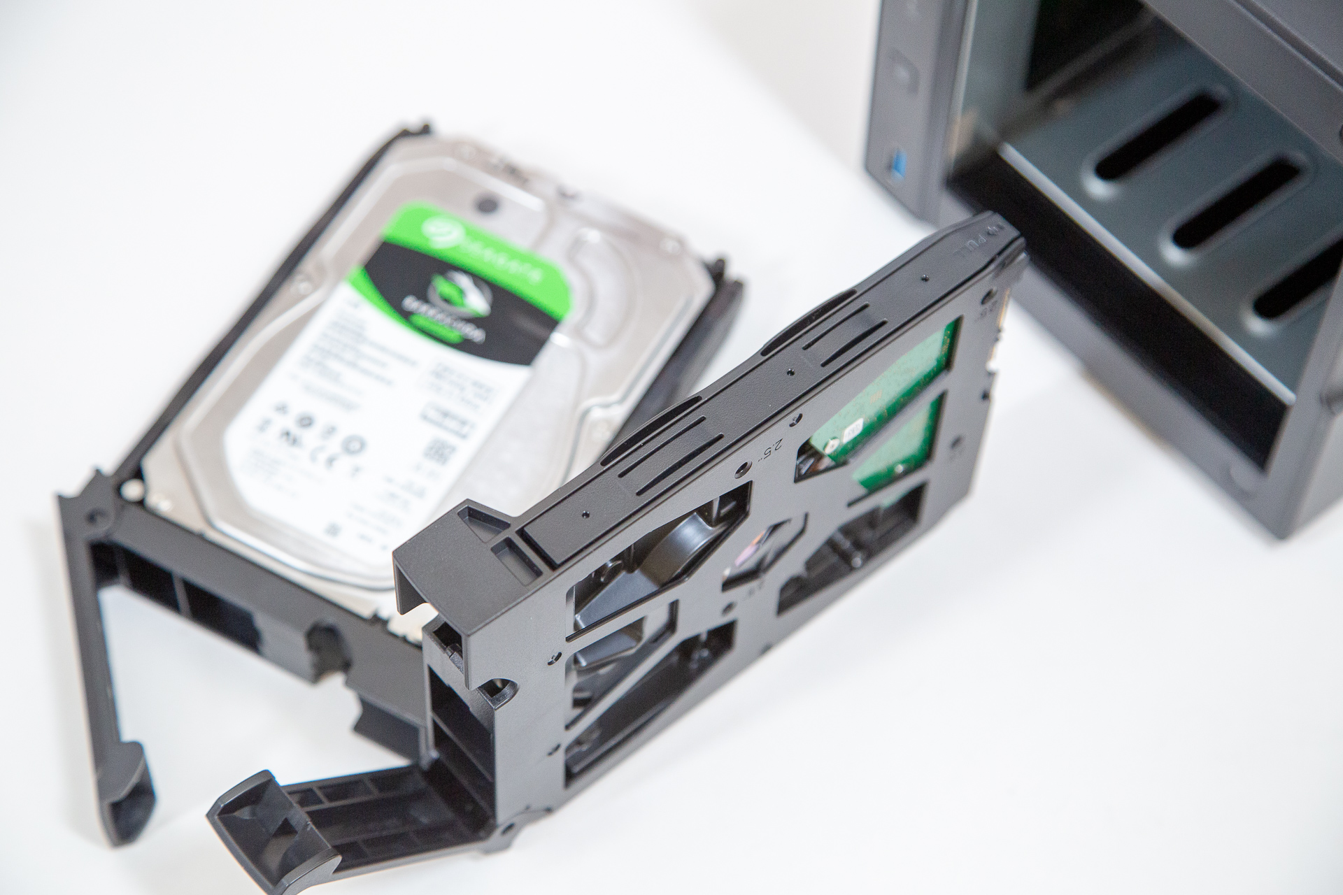 全系升级2.5G网口？ASUSTOR爱速特AS3304T会是合适的家用NAS吗？