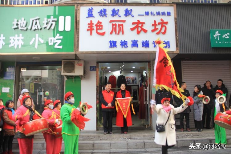 巩义市新华路街道“流动红黑旗”评比促使商户文明经营蔚然成风