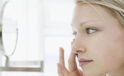 什么牌子的隐形眼镜透气性最好,比较好戴的隐形眼镜品牌推荐