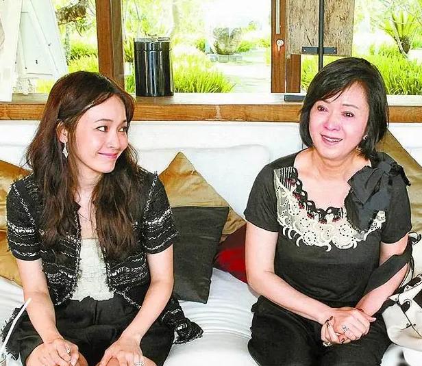 侯佩岑富豪,侯佩岑的婚后