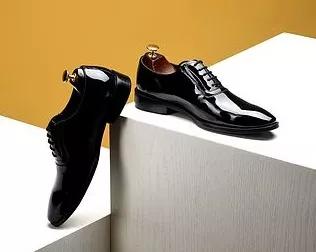 还觉得漆皮鞋难打理？两招轻松解决