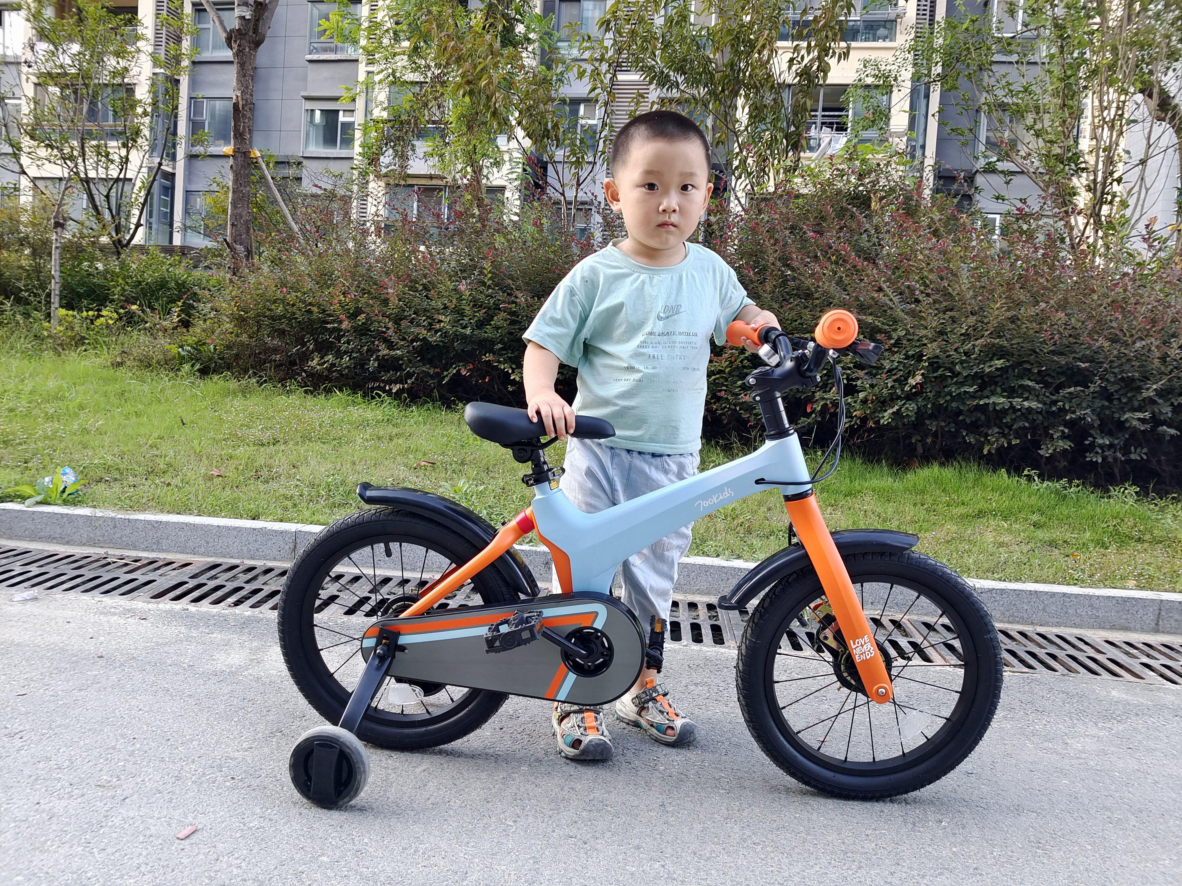 骑行不再成为负担，孩子使用更安全，柒小佰运动减震自行车体验