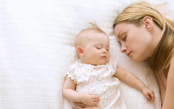 孩子能睡大觉就是吃饱了,孩子特别能睡需要叫醒吗